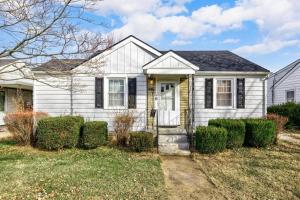 una casa blanca con techo negro en Cozy Henderson Home Close to Downtown Henderson, en Henderson