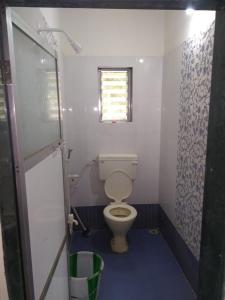 uma pequena casa de banho com um WC e uma janela em Tapsya Beach Cafe em Murūd