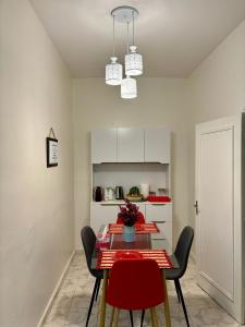 a dining room with a table and chairs and a kitchen at Le Dakar Roi - Studio Centre Ville Très Bien Situé in Dakar