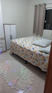 1 dormitorio con cama con edredón en Apto mobiliado próximo hospital angelina caron. ( ver app Airbnb), en Campina Grande do Sul