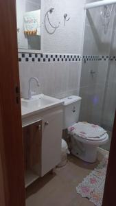 y baño con lavabo y aseo. en Apto mobiliado próximo hospital angelina caron. ( ver app Airbnb), en Campina Grande do Sul
