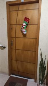 un calcetín de Navidad colgado en una puerta de madera en Apto mobiliado próximo hospital angelina caron. ( ver app Airbnb), en Campina Grande do Sul