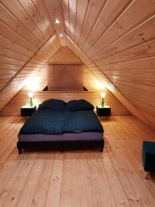 1 dormitorio con 1 cama en una habitación de madera en Agroturystyka Pod Czernicą, en Stronie Śląskie
