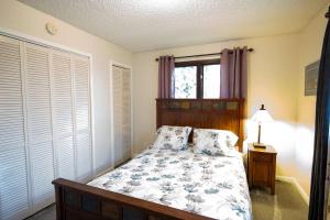 1 dormitorio con cama y ventana en Spenard Guest House - The Lotus Room, en Anchorage