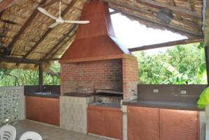 uma cozinha exterior com um forno de tijolo num pavilhão em Casa Cyca, casa de campo, hasta 50 en cama c/clima 