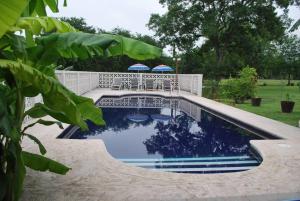 Swimming pool sa o malapit sa Casa Cyca, casa de campo, hasta 50 en cama c/clima