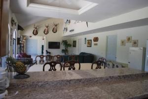 a living room with a group of chairs and a couch at Casa Cyca, casa de campo, hasta 50 en cama c/clima 