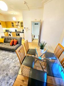 Oleskelutila majoituspaikassa Spacious 2 Bedroom Flat with Private Entrance and Back Patio, 2min walk to Earl's Court Station