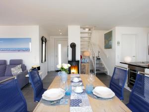 a dining room and living room with a table and chairs at Ferienhaus am Yachthafen in Peenemünde in Peenemünde