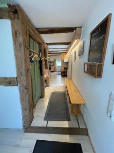 einen Flur mit einem Tisch und einer Tafel an der Wand in der Unterkunft Haus Luisa in Stühlingen