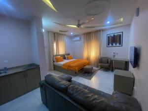 Televisyen dan/atau pusat hiburan di C7 Hazelwood Residence & Suites
