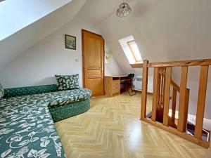 uma sala de estar com um sofá verde e uma escada em Chalet Berck-Plage, 4 pièces, 5 personnes - FR-1-646-46 em Berck-sur-Mer
