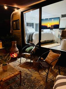 1 dormitorio con cama y chimenea en el espejo en Increíble Moderno Espacio Unico, en San Luis Río Colorado