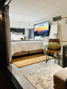 1 dormitorio con 1 cama grande y TV en Increíble Moderno Espacio Unico, en San Luis Río Colorado