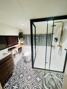 a bathroom with a shower and a toilet at Increíble Moderno Espacio Unico in San Luis Río Colorado