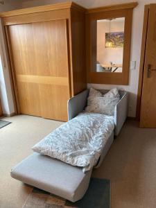 - un lit dans une chambre à côté d'une porte dans l'établissement Ferienwohnung Bergleuchten, à Obermaiselstein