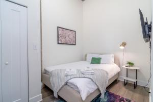 Giường trong phòng chung tại McCormick Place 3BR Luxury Penthouse Duplex with Personal Rooftop and Optional Parking for 8 guests in Chicago South Loop