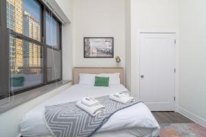 Giường trong phòng chung tại McCormick Place 3BR Luxury Penthouse Duplex with Personal Rooftop and Optional Parking for 8 guests in Chicago South Loop