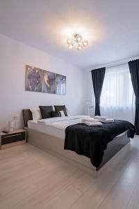 una camera con un grande letto di Apartment with free parking near Coresi Mall by MM Apartments a Braşov