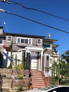 una casa grande con una escalera delante de ella en Cannery Row and Beach Tranquility, en Monterey