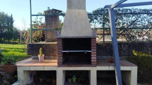 un horno de pizza al aire libre en un jardín en CASA IRIANA - Chimenea I Jardín I Barbacoa, en Ourense
