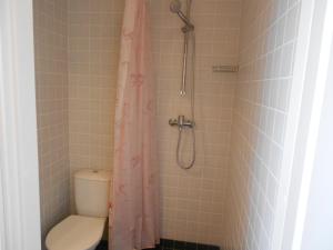 een douche met een toilet en een roze douchegordijn bij Tee Motell in Viitna