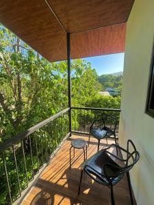 2 stoelen op een balkon met uitzicht bij Villa Marina, Nosara in Río Seco