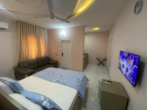 Televisyen dan/atau pusat hiburan di C7 Hazelwood Residence & Suites