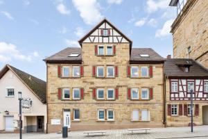 un gran edificio de ladrillo con ventanas blancas en Sali Homes - Neuenstadt am Kocher, en Neuenstadt am Kocher