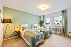 - une chambre avec 2 lits et une fenêtre dans l'établissement Sali Homes - Neuenstadt am Kocher, à Neuenstadt am Kocher