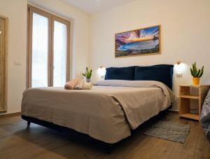 - une chambre avec un grand lit et une grande fenêtre dans l'établissement Il Giardino di Limoni, à Marino
