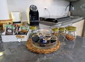 un bancone della cucina con barattoli di cibo e un piano di lavoro con bancone di Il Giardino di Limoni a Marino