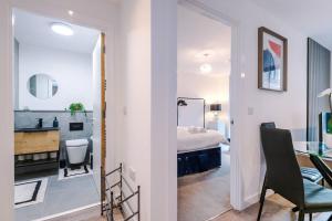 um quarto com uma cama, uma secretária e uma mesa em Luxury King Size 1-Bed City Apartment - Free WI-FI em Preston