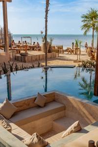 斯島的住宿－AWA Holbox Hotel Boutique - Beach Front，一个带游泳池和海滩的度假胜地