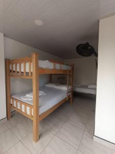 2 Etagenbetten in einem Zimmer mit einer Decke in der Unterkunft HOTEL NORCASIA RIOS Y AVENTURAS in Norcasia