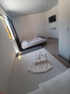 HOTEL NORCASIA RIOS Y AVENTURAS في Norcasia: غرفة فندقية بسريرين متلاصقين