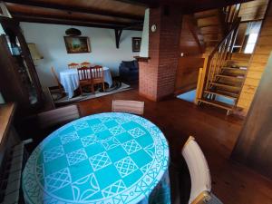 an overhead view of a table and chairs in a room at Bug Na Skarpie - Domek Wypoczynkowy z Jacuzzi i Kominkiem in Drohiczyn nad Bugiem