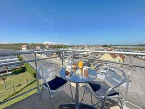 einen Tisch und Stühle auf einem Balkon mit Aussicht in der Unterkunft Appartement Berck-Plage, 2 pièces, 4 personnes - FR-1-646-52 in Berck-sur-Mer