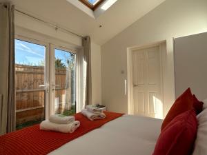 a bedroom with a bed with towels on it at Stylish 1 Bedroom Flat with Parking in Oxford in Oxford