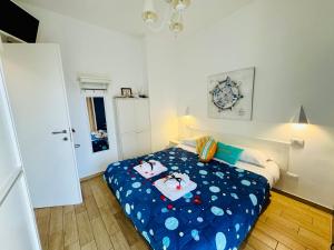 1 dormitorio con 1 cama con edredón azul en Il Timone, en Riva Ligure