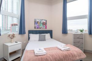 a bedroom with a bed with two towels on it at McCormick Place 2br-2ba with Optional Parking,Patio,Gym for 6 guests in Chicago