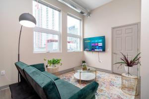 a living room with a couch and a table at McCormick Place 2br-2ba with Optional Parking,Patio,Gym for 6 guests in Chicago