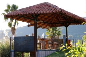 een paviljoen met een dak boven een hek bij Hotel Bugamvillas Tapalpa extensión in Tapalpa