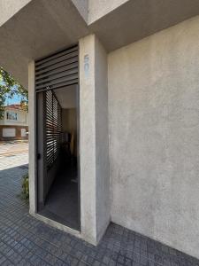 budynek z drzwiami z numerem w obiekcie Departamento confortable w mieście Mendoza