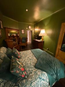 um quarto com uma cama com almofadas em Petite Jessamine em St Margarets at Cliff