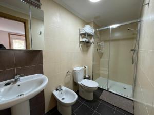 a bathroom with a sink and a toilet and a shower at APARTAMENTO NUEVO EN BURELA - A Mariña, Galicia in Burela de Cabo