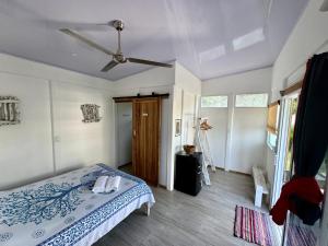 a bedroom with a bed and a ceiling fan at Olivia del caribe suite in Puerto Viejo