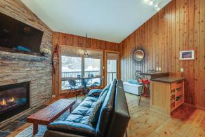 Posezení v ubytování Mt Bachelor Village Resort Condo 19 Mi to Skiing!