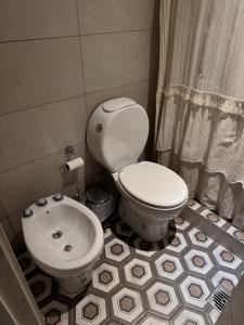 łazienka z toaletą i umywalką w obiekcie Departamento confortable w mieście Mendoza