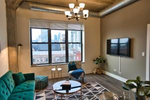 uma sala de estar com um sofá e uma televisão em McCormick Place 2b-2b family unit with optional parking sleeps up to 6 em Chicago